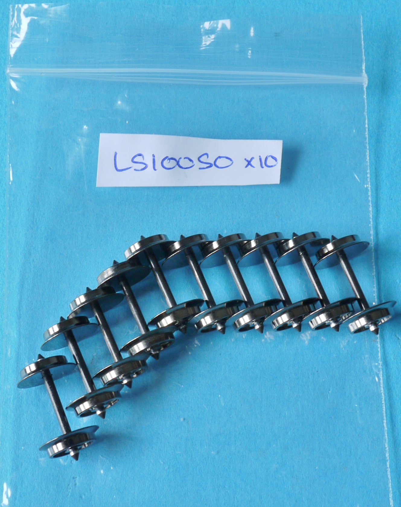 L510050 Liliput Spare 10 × Wheels + Axles 24.6mm Axles 13.6mm Diameter HO Gauge